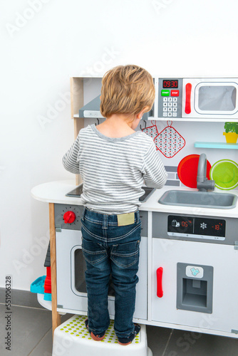 enfant jouant à cuisiner photo