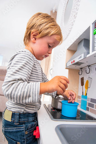 enfant jouant à cuisiner photo