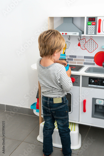 enfant jouant à cuisiner photo