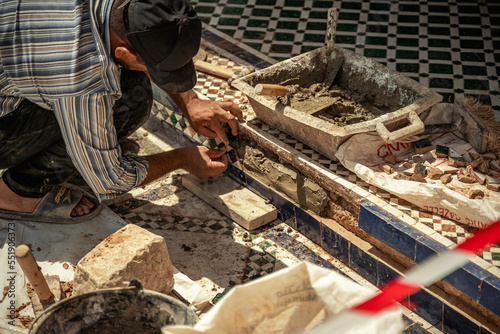 Hombre trabajando Calle con Mosaico Trabajo artesano de estilo árabe 
