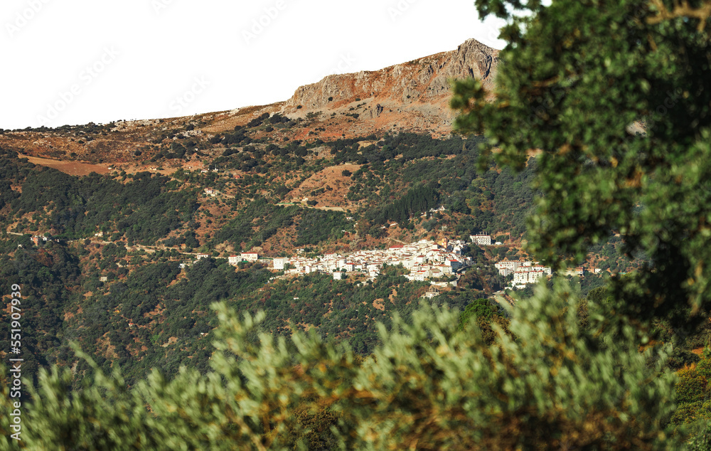 Benarrabá pueblo blanco de la Serrania de Ronda entre montañas y vegetación Benarrabá pueblo blanco de la Serrania de Ronda entre montañas y vegetación