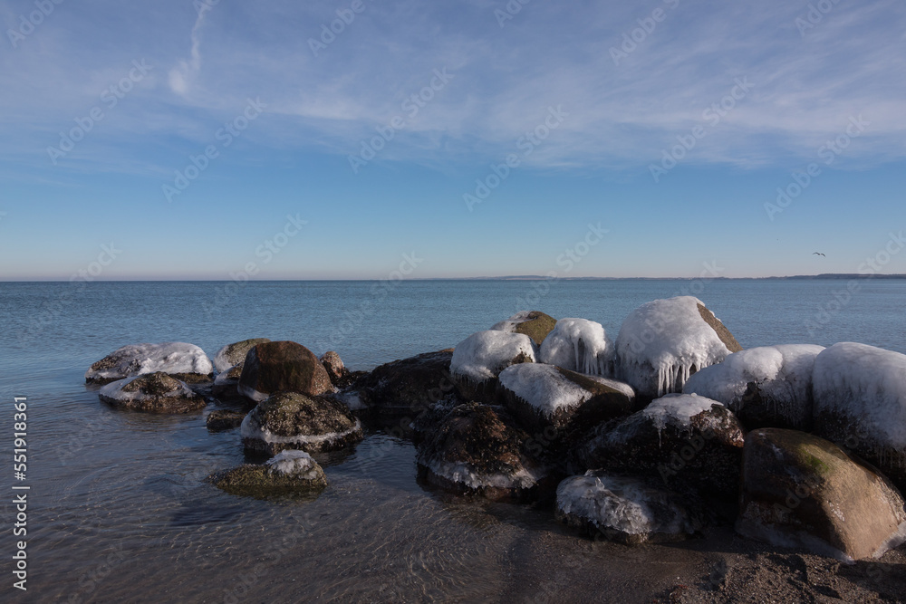 Vreiste Steine an der Ostsee im Winter,