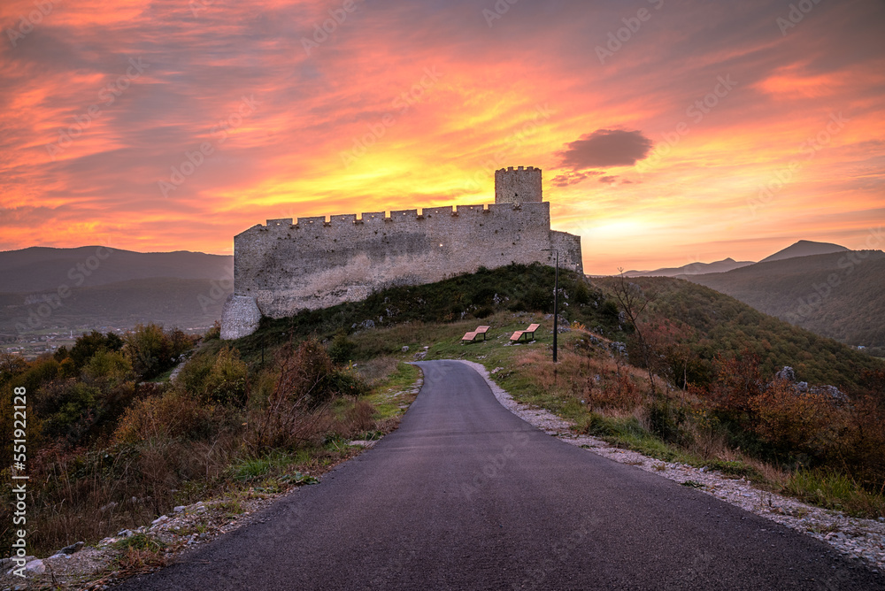Obraz premium sunrise over the fortress