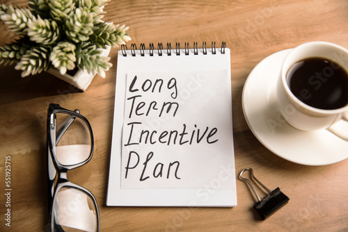 Εκτύπωση καμβά The inscription Long term incentive plan on paper on the desktop.