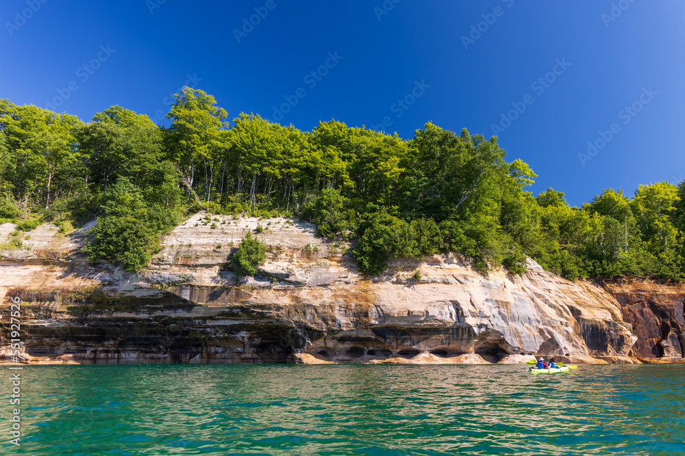Obraz premium Natural arches and sea caves along Lake Superior at Pictured Rocks National Lakeshore