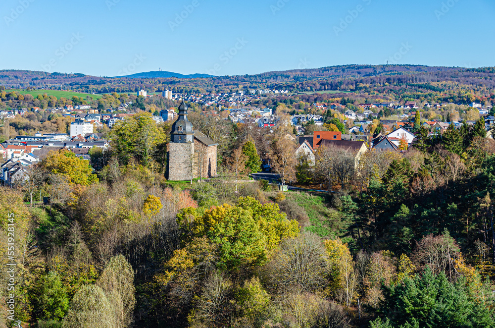 Panoramablick auf Taunusstein an einem sonnigen Herbsttag