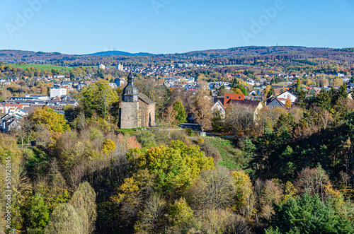 Panoramablick auf Taunusstein an einem sonnigen Herbsttag