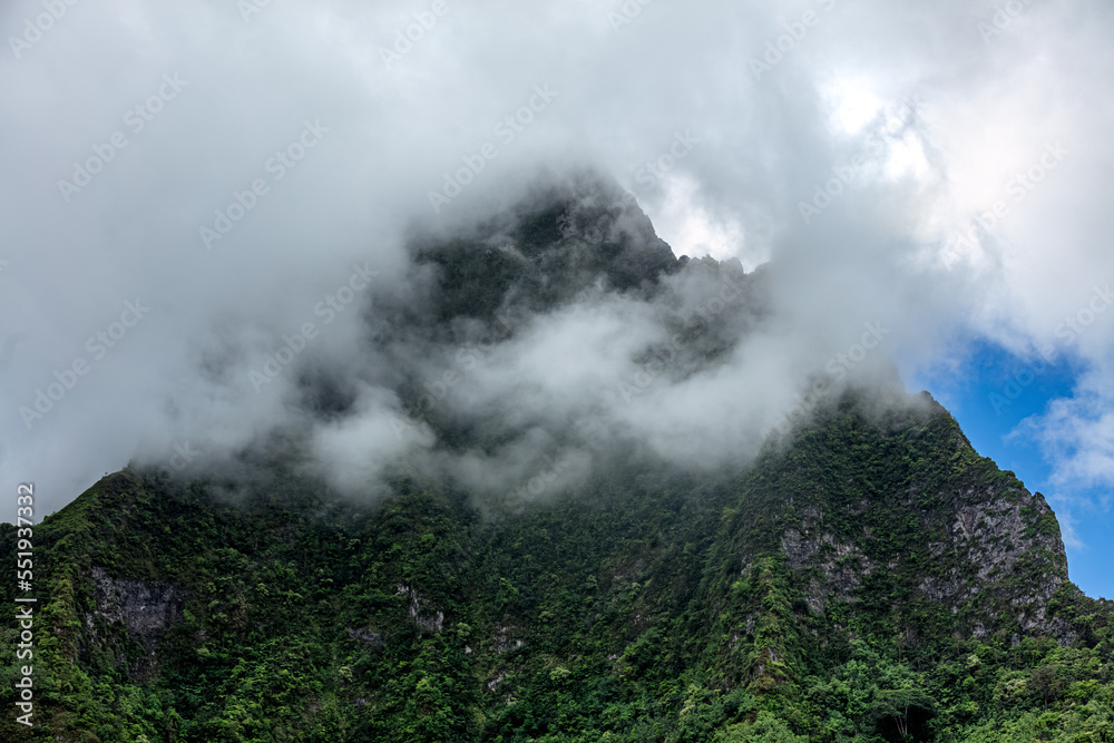 Nuages blanc sur les montagnes de l'île e Mo'orea en Polynésie
