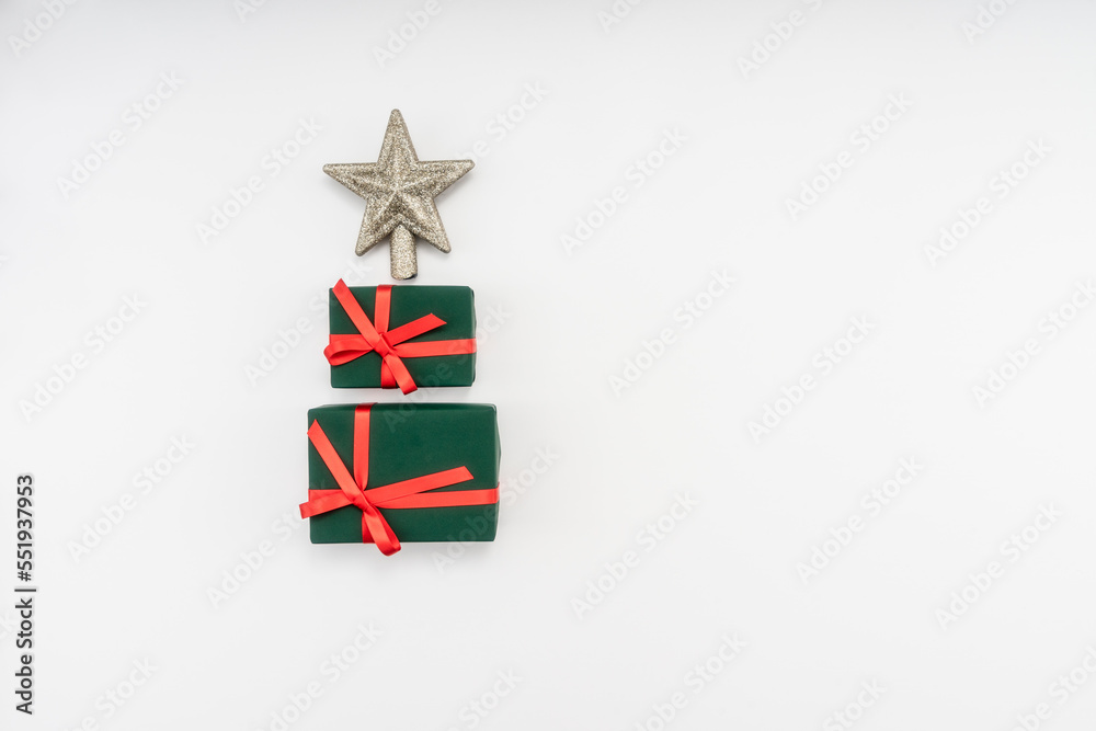 Obraz premium Christmas gift boxes laid out in the shape of a Christmas tree, overhead view