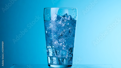 氷の入ったグラスに注がれる炭酸水	