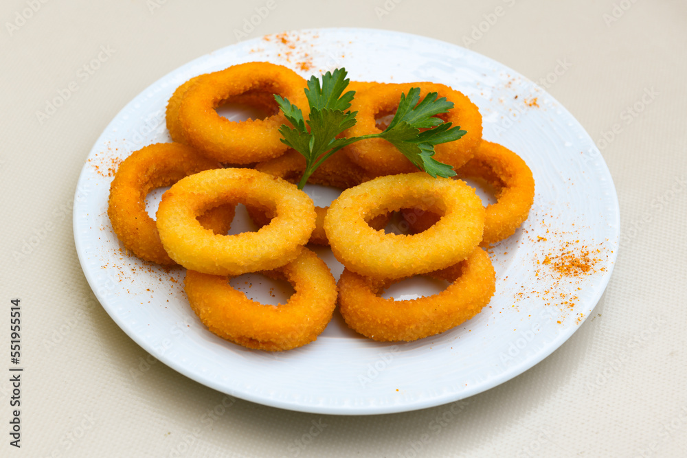 Onion rings Takeaway onion rings with mayonnaise and ketchup. Sogan halkasi Onion rings Takeaway onion rings with mayonnaise and ketchup. Sogan halkasi