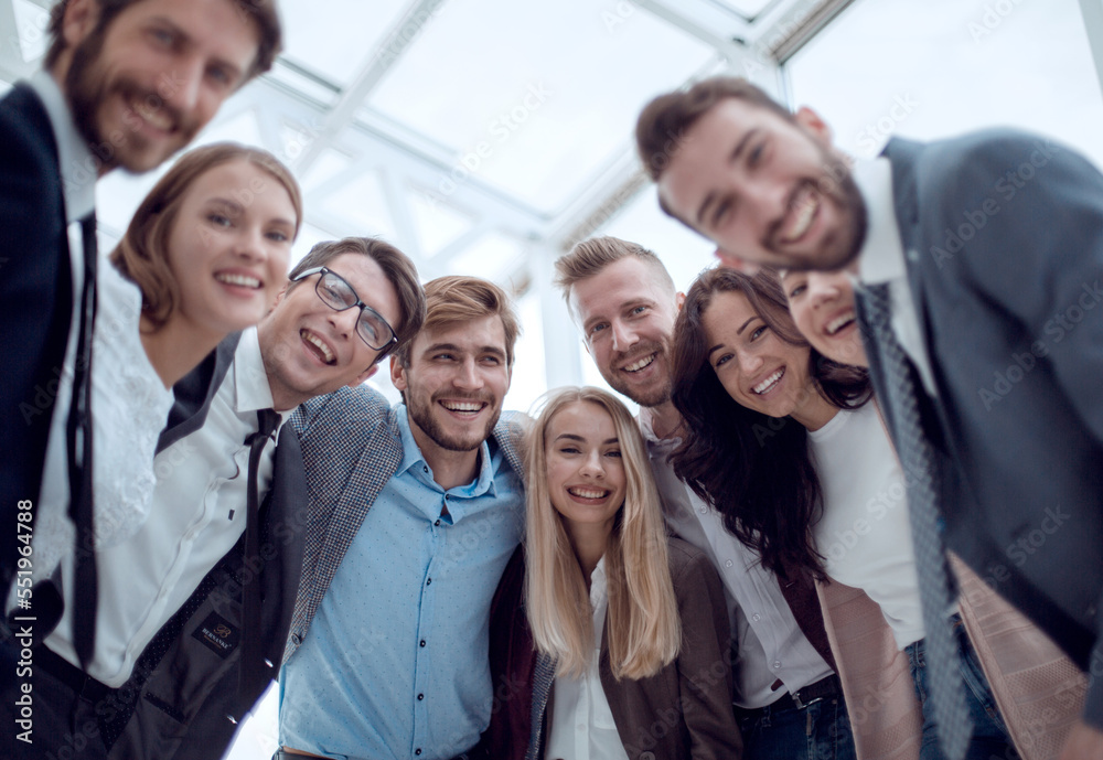 Obraz premium close up. group of smiling young people looking at the camera .