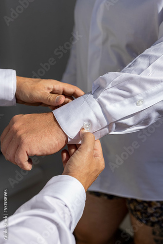 Manche d une chemise blanche  main d homme  aide    s habiller  mariage
