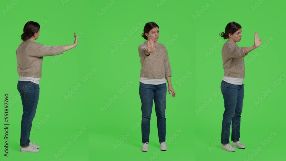 Vidéo Stock Female model showing palm over greenscreen background, full