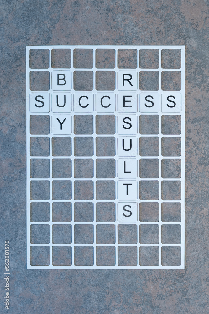 Mots croisés avec les mots Acheter, Succès, Résultats. Concept de