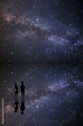 天の川と満天の星空が水面に映り込む湖でデートするカップルのシルエット  © lastpresent
