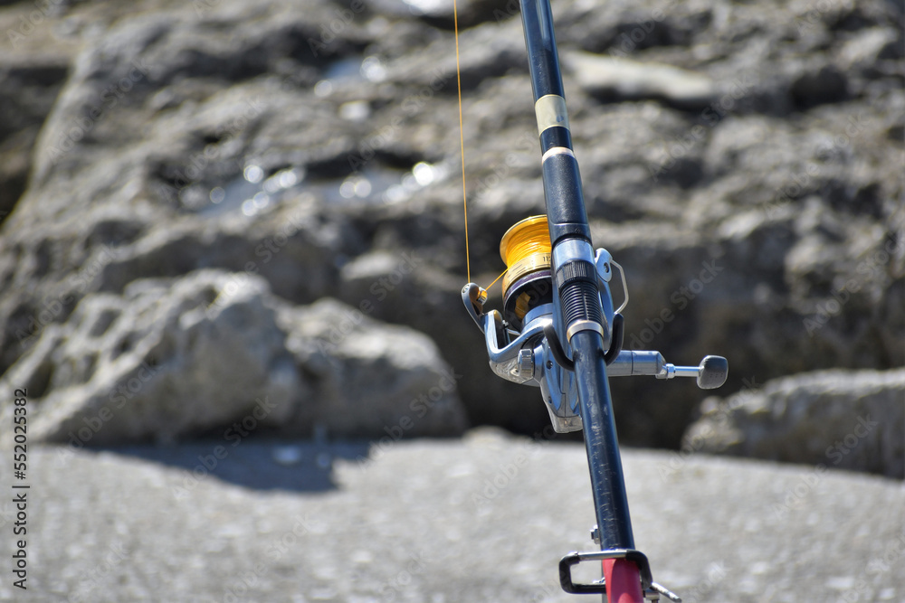 沖縄の海で釣りをする人の釣り竿リール竿