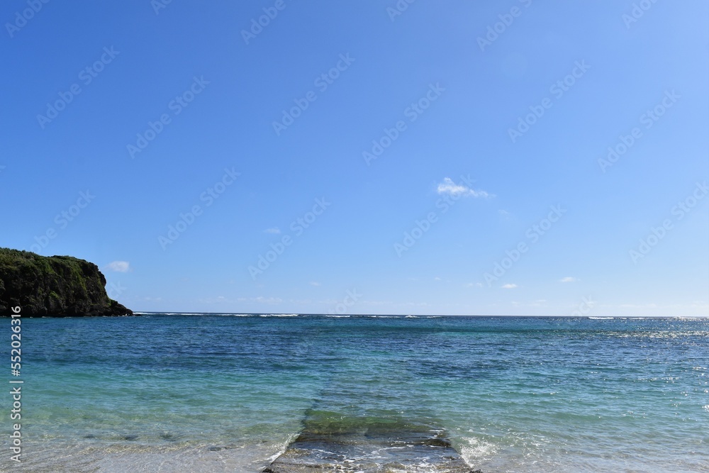 Obraz premium 冬の沖縄の海辺の石板と波