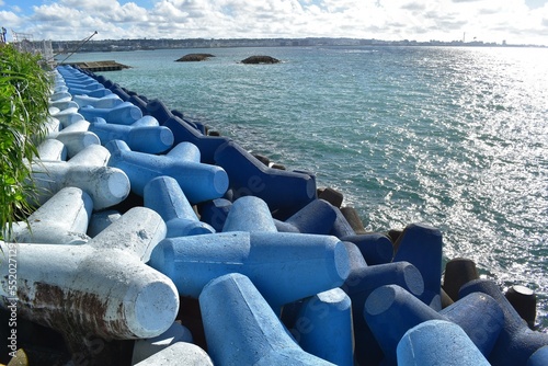 青いテトラポッドと沖縄の海