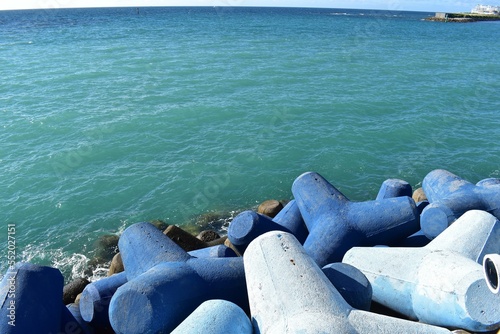 青いテトラポッドと沖縄の海