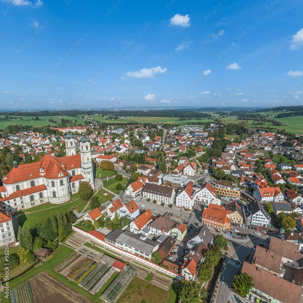 Ausblick auf das Ortszentrum von Ottobeuren im schwäbischen Günztal südlich von Memmingen