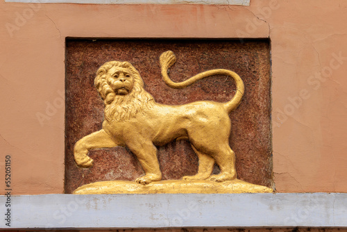фотографія Antique bas-relief of a lion, a popular symbol in architecture
