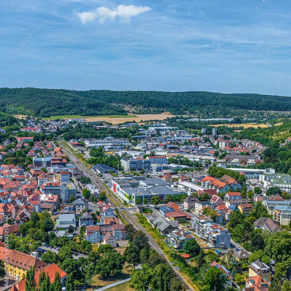 Bad Mergentheim im Luftbild, Ausblick auf die nördlichen Stadtbezirke zwischen Bahnhof und Tauber