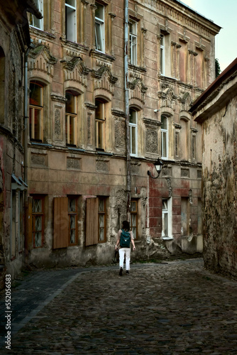 narrow street © henri