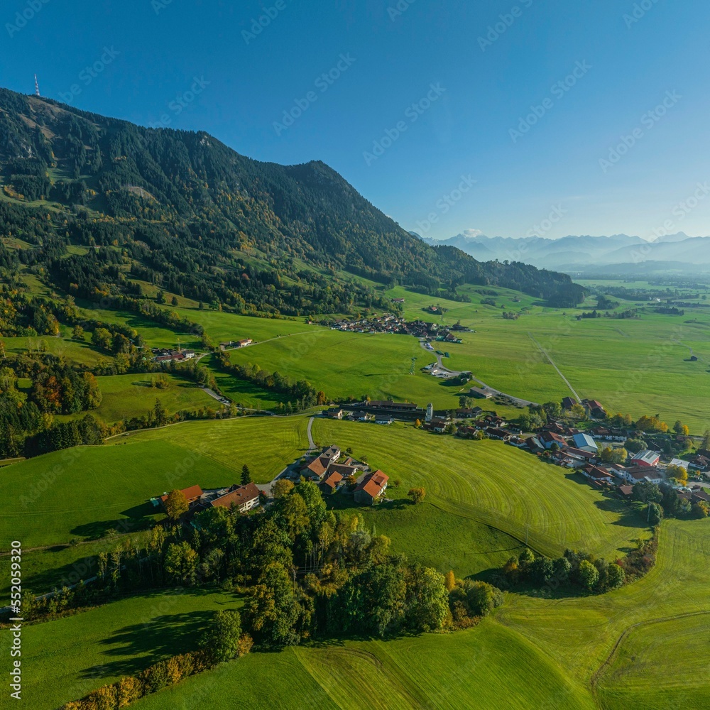 Herbstlicher Spätnachmittag bei Rettenberg im Oberallgäu - kleine Weiler am Westhang des Grünten