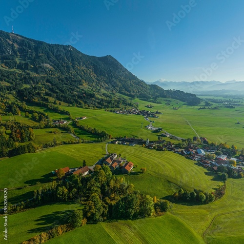 Herbstlicher Spätnachmittag bei Rettenberg im Oberallgäu - kleine Weiler am Westhang des Grünten
