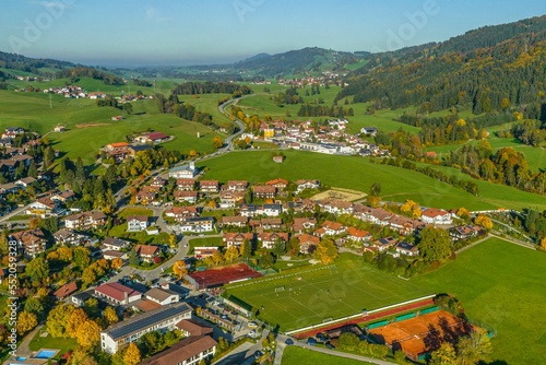 Herbstlicher Spätnachmittag bei Rettenberg im Oberallgäu - Ausblick auf die Gemeinde am Grünten