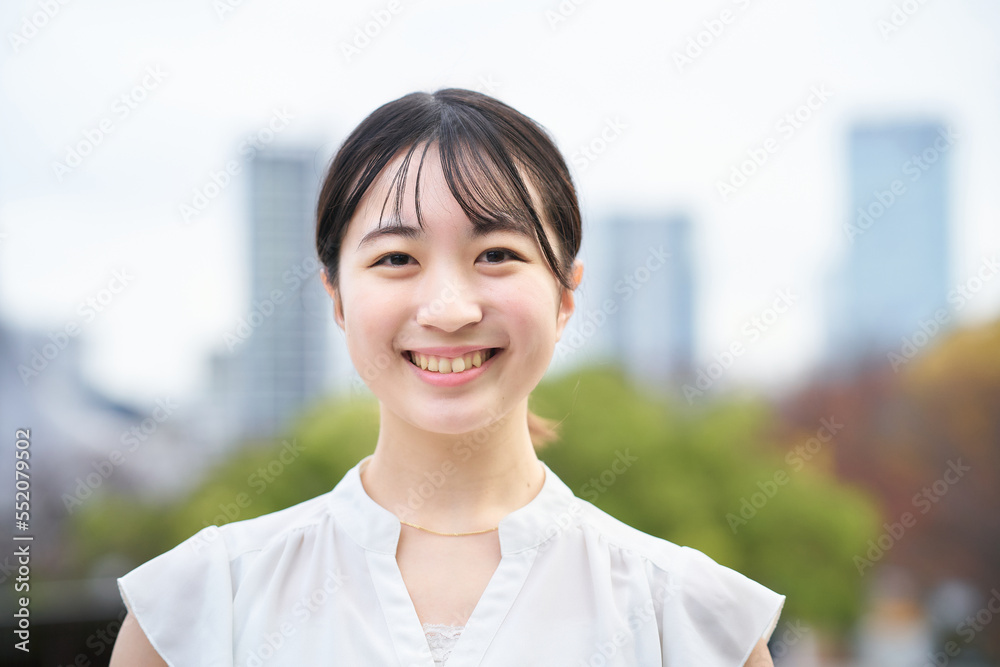 笑顔の若い女性 笑顔の若い女性
