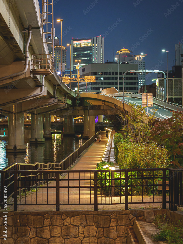 Fototapeta premium 都会の夜と交錯する道 Intersecting paths in the city at night