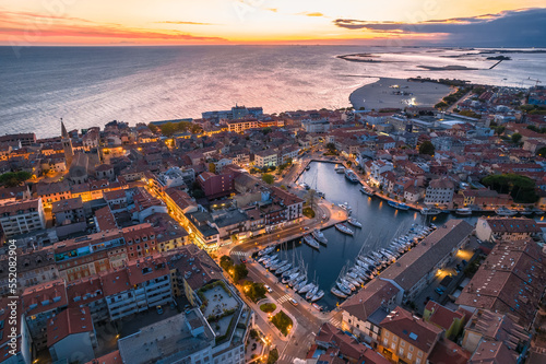 Obraz na płótnie Town of Grado aerial sunset view w salonie