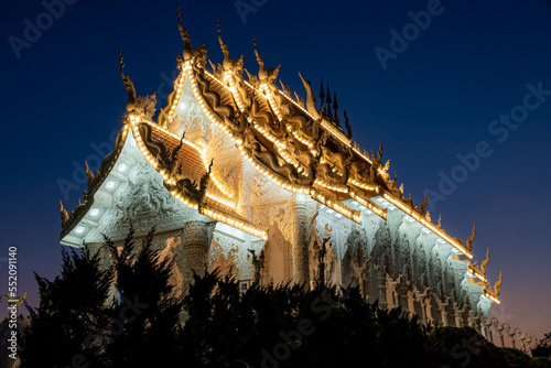 Wunderschöne Beleuchtung des Wat Huay Pla Kang in Chiang Rai, Nordthailand, Asien.