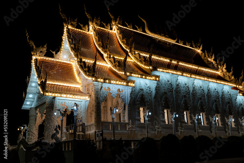 Beleuchteter Wat Huay Pla Kang bei Nacht in Chiang Rai (Thailand, Asien) thailändischer buddhistischer Tempel