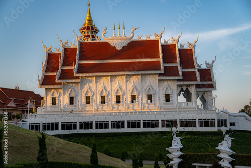 Atemberaubender Sonnenuntergang am Wat Huay Pla Kang in Chiang Rai, Nordthailand, Asien.  photo