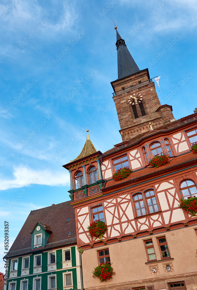 Fototapeta premium Historisches Rathaus mit vergoldetem Dach auf dem Eckturm, Schwabach, Deutschland