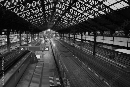 wagons et train à l'arrêt sur le quai dans une gare vide le soir