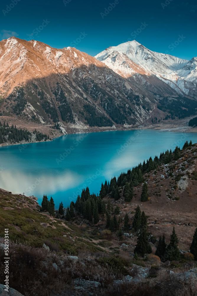 Naklejka premium Beautiful mountain lake on sunset