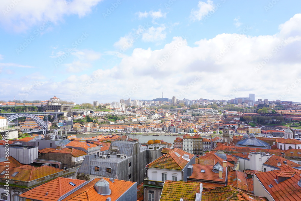 ポルトガルのポルトの赤い屋根の家屋と街並みの風景