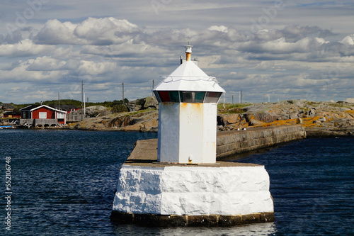 Kleine schwedische Holzhäuser auf den Schären vor Göteborg photo