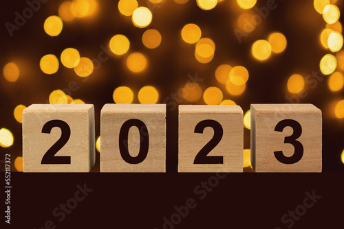Neues Jahr 2023 Jahreswende, Holz Würfel mit 2023 vor unscharfen Hintergrund