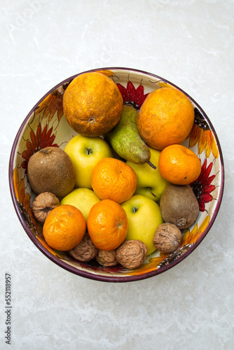Frutta di stagione, mele, pere, noci, kiwi, mandarini