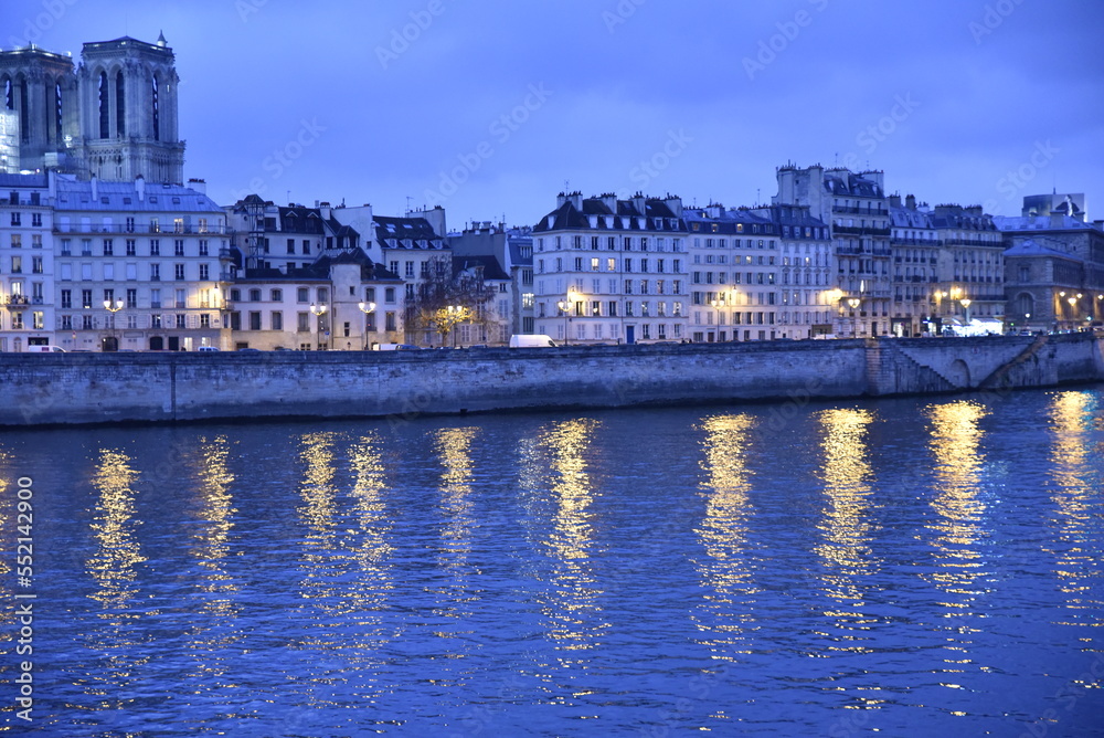 Quais de la Seine au crépuscule à Paris. France