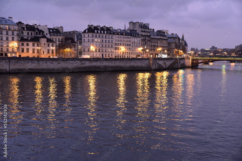 Quais de la Seine le soir à Paris. France