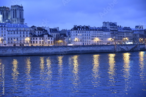 Quais de la Seine au crépuscule à Paris. France © JFBRUNEAU