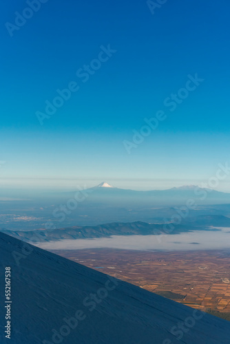 Fototapeta Naklejka Na Ścianę i Meble -  volcanoes of mexico seen from the glacier of pico de orizaba volcano
