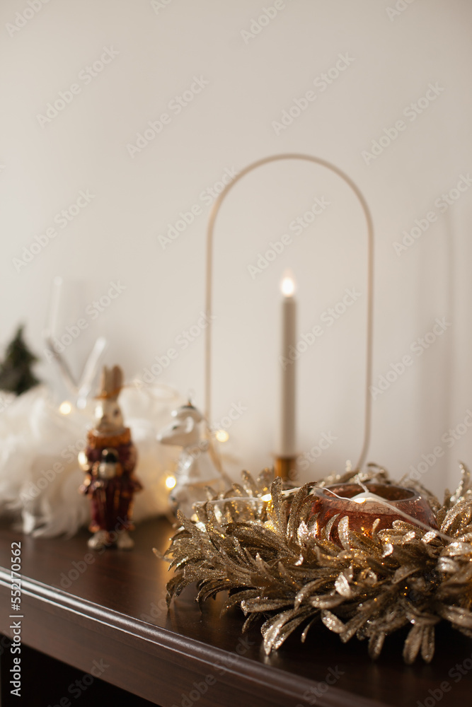 Φωτογραφία Beautiful decoration with candles and golden accessories on coffee table on holiday season for Christmas celebration