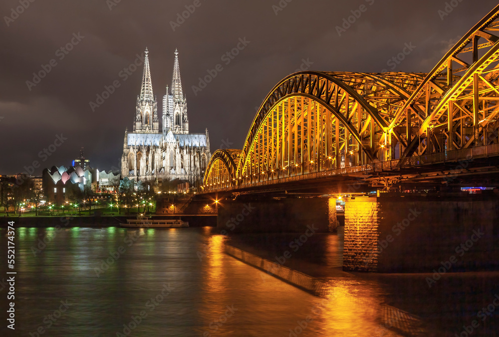 Fototapeta premium Kölner Dom, Rhein und Hohenzollernbrücke bei Nacht